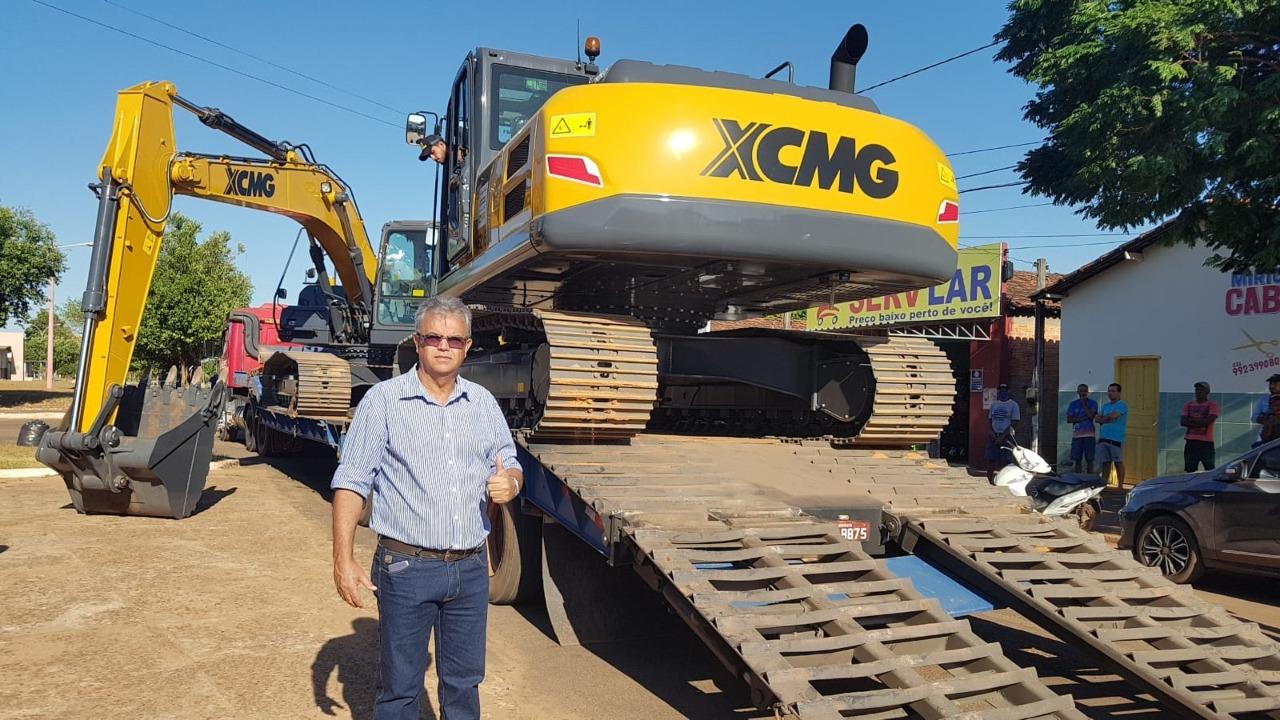 Escavadeira hidráulica para ajudar mais de 240 famílias em PAs e dezenas de chacareiros de Ananás Escavadeira hidráulica para ajudar mais de 240 famílias em PAs e dezenas de chacareiros de Ananás