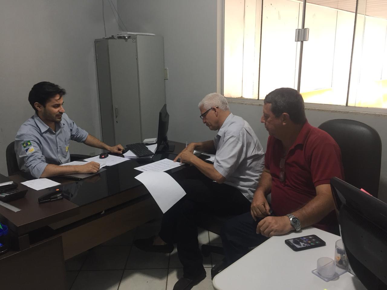 PREFEITO VALBER SARAIVA ASSINA CONTRATOS PARA RESTAURAÇÃO DE RUAS EM ANANÁS PREFEITO VALBER SARAIVA ASSINA CONTRATOS PARA RESTAURAÇÃO DE RUAS EM ANANÁS