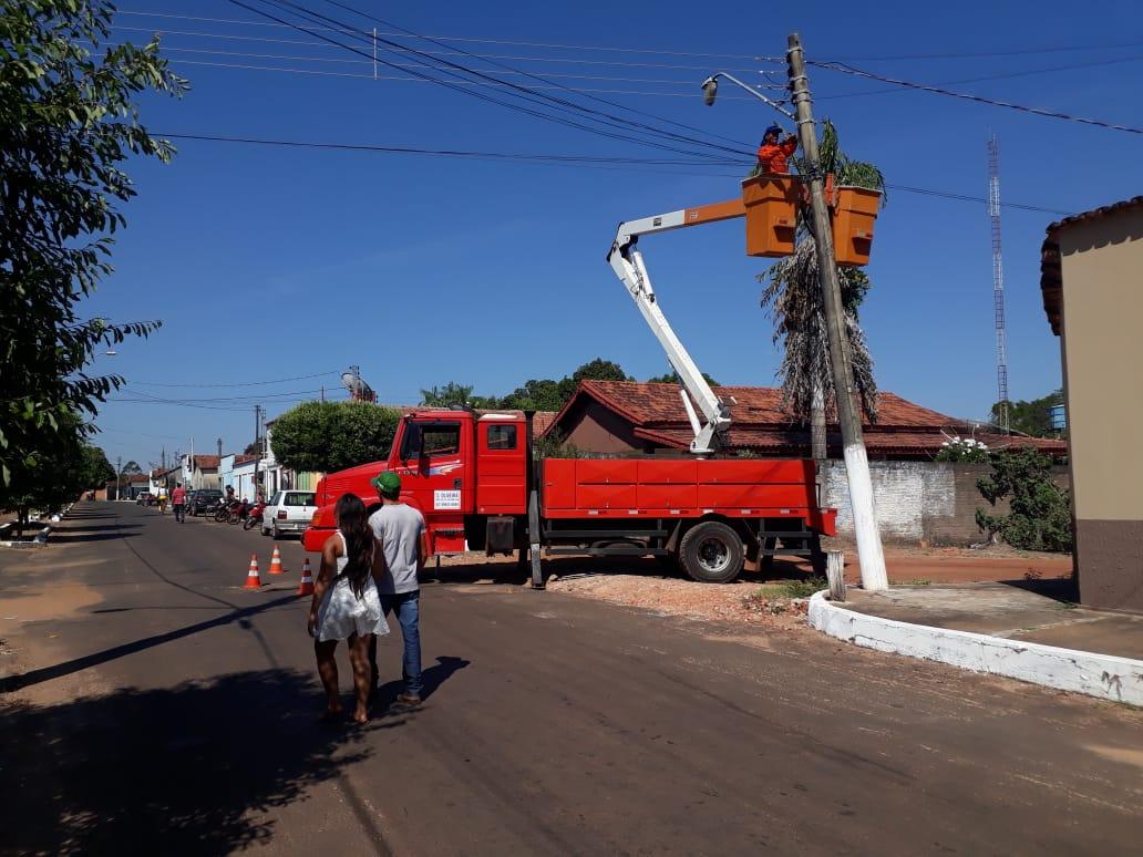 ILUMINAÇÃO PÚBLICA: as ruas de Ananás estão recebendo reposição das luminárias ILUMINAÇÃO PÚBLICA: as ruas de Ananás estão recebendo reposição das luminárias