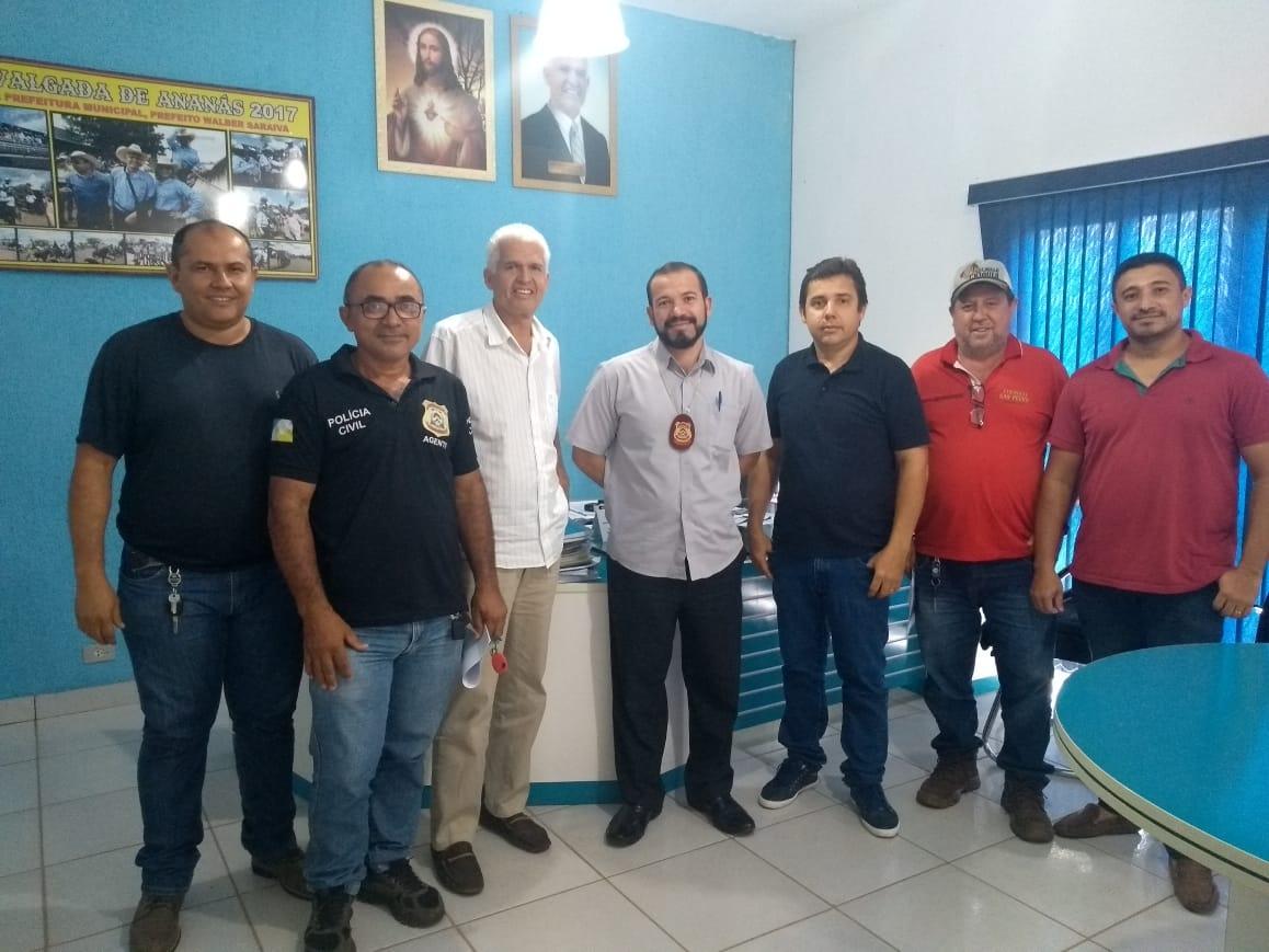 BOAS VINDAS: Prefeito e Vice-Prefeito de Ananás recebem o novo Delegado de Polícia em Ananás BOAS VINDAS: Prefeito e Vice-Prefeito de Ananás recebem o novo Delegado de Polícia em Ananás