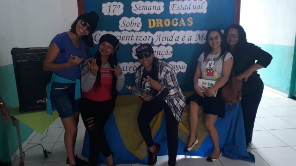 COMBATE ÀS DROGAS: Técnicos Sociais do CRAS levam peça de teatro sobre as drogas às Escolas Municipais COMBATE ÀS DROGAS: Técnicos Sociais do CRAS levam peça de teatro sobre as drogas às Escolas Municipais